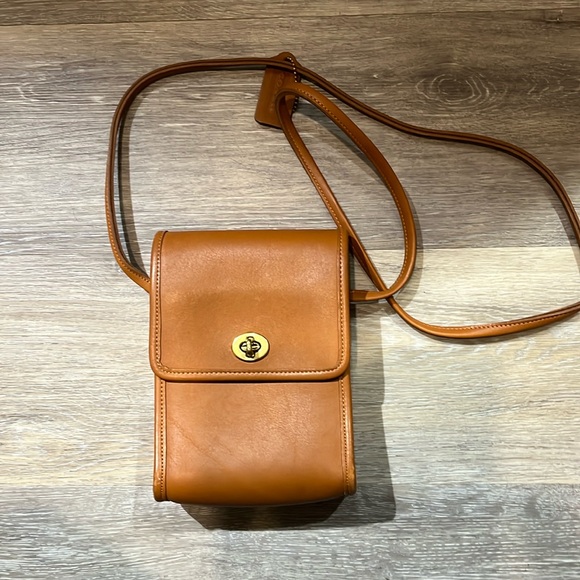 Coach Handbags - Coach vintage brush tan leather scooter crossbody bag